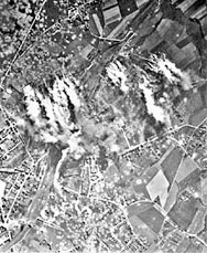 Foto Bombenteppich auf den Abschnitt Ruhr, Hoesch und Bahnhof