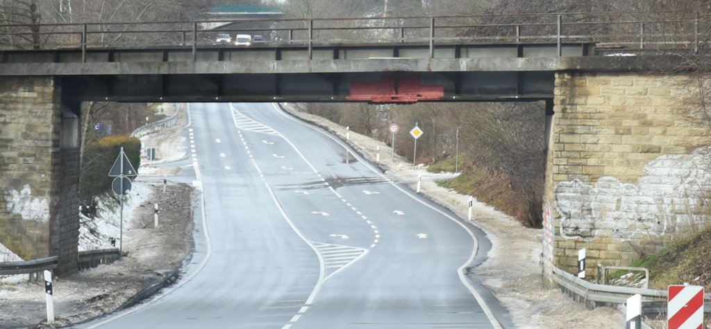 Bahn repariert Brücke: Rote-Haus-Straße halbseitig gesperrt