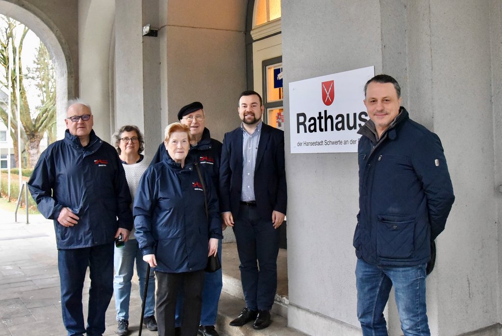 Neues Schild für das Rathaus – Geschenk des Hanseverein