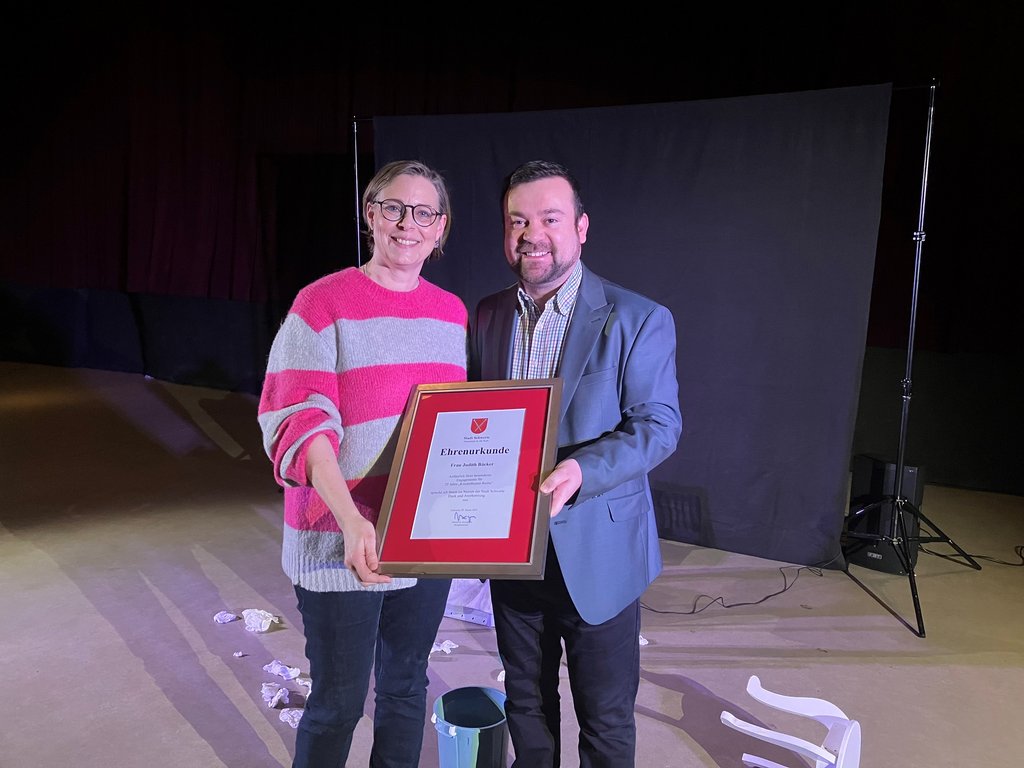 Eine Urkunde der Stadt für Judith Bäcker und das Kindertheater