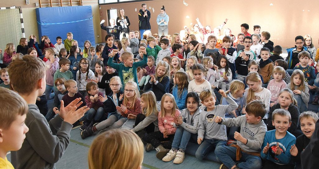 Schüler*innenhaushalt: Ein Tag mit Hüpfburgen in Ergster Schule