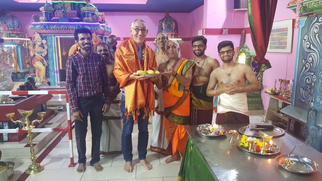 Bürgermeister Heinrich Böckelühr informiert sich über Vorbereitungen zum diesjährigen Tempelfest der Schwerter Hindu-Gemeinde Foto