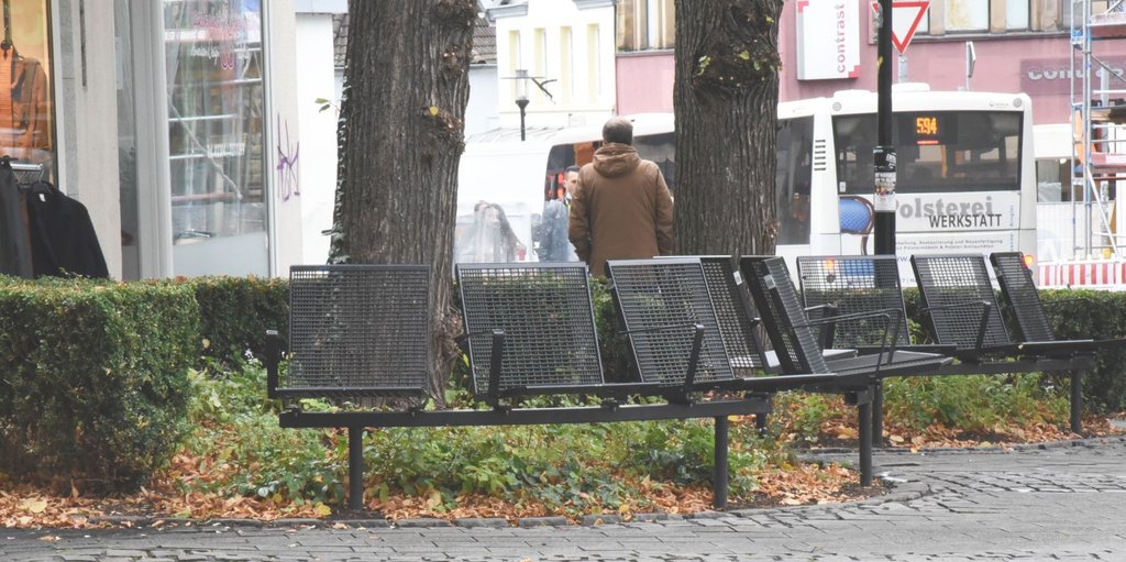 Sitzgelegenheiten auf dem Postplatz sind wieder aufgebaut