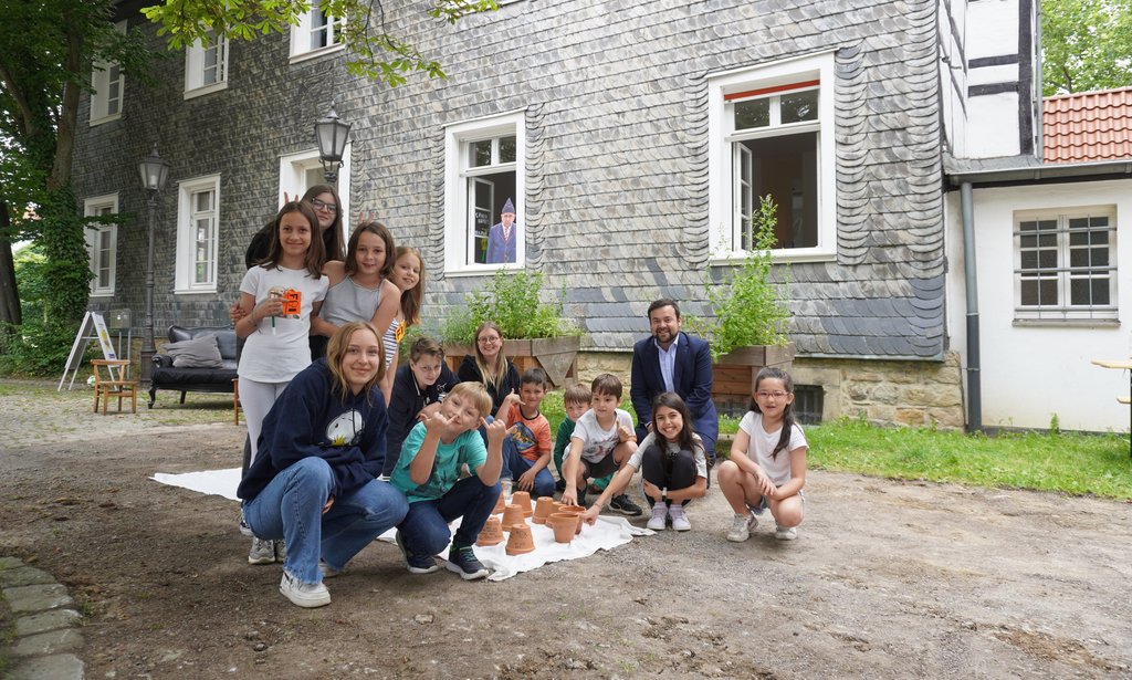 Bürgermeister Dimitrios Axourgos besucht den Ferienspaß