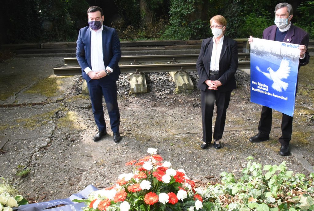 Kranzniederlegung zum Gedenken an die Opfer des Krieges