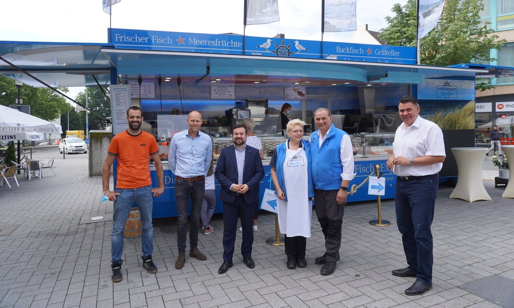 Bürgermeister besucht neuen Verkaufswagen von Bernhard und Eva Holtmann