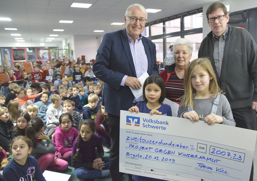 Sportliche Grundschule Ergste erläuft 2000 Euro für den guten Zweck