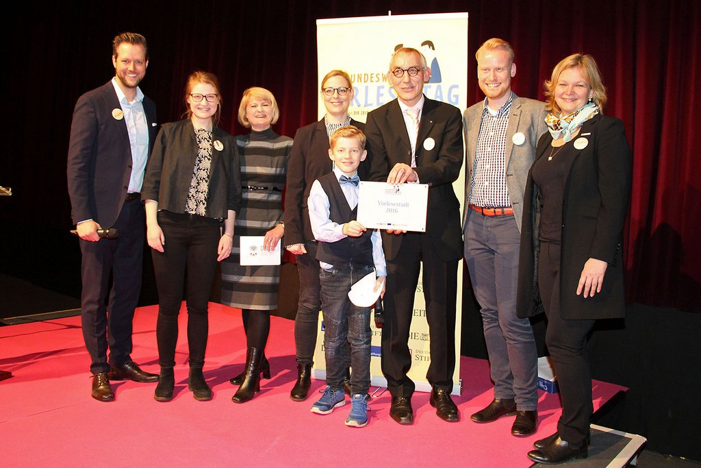 Vorlesestadt 2016 Schwerte erhält Plakette Foto