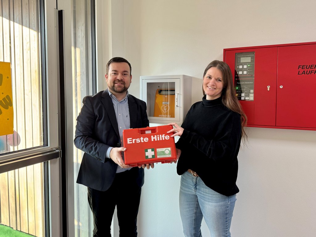 Mehr Sicherheit in Schwertes Kitas: Neue Defibrillatoren angeschafft