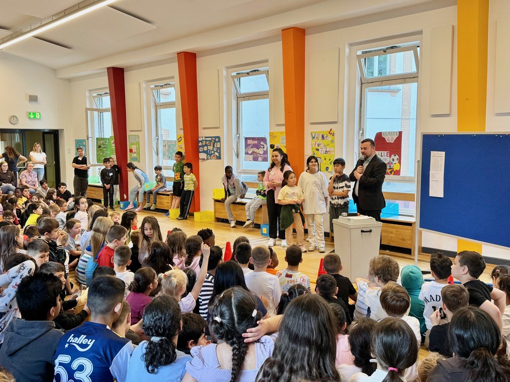 Schüler*innen der FKS wählen Eis, Motto-Party und Hüpfburg