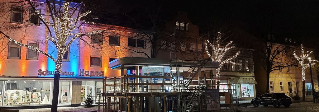 Beleuchtete Linden illuminieren den Marktplatz
