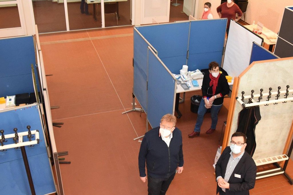 Impfstart im Bürgersaal des Rathauses verlief reibungslos