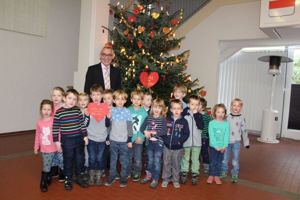 Kinder der Kindertageseinrichtung Wandhofen schmücken Baum im Rathaus Foto