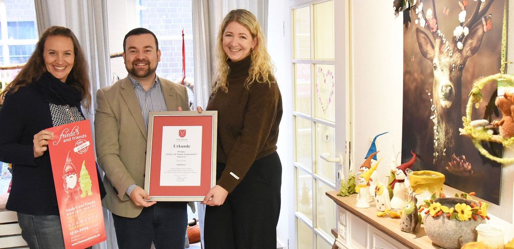 Zehn Jahre Designmarkt: Eine Urkunde zum Jubiläum