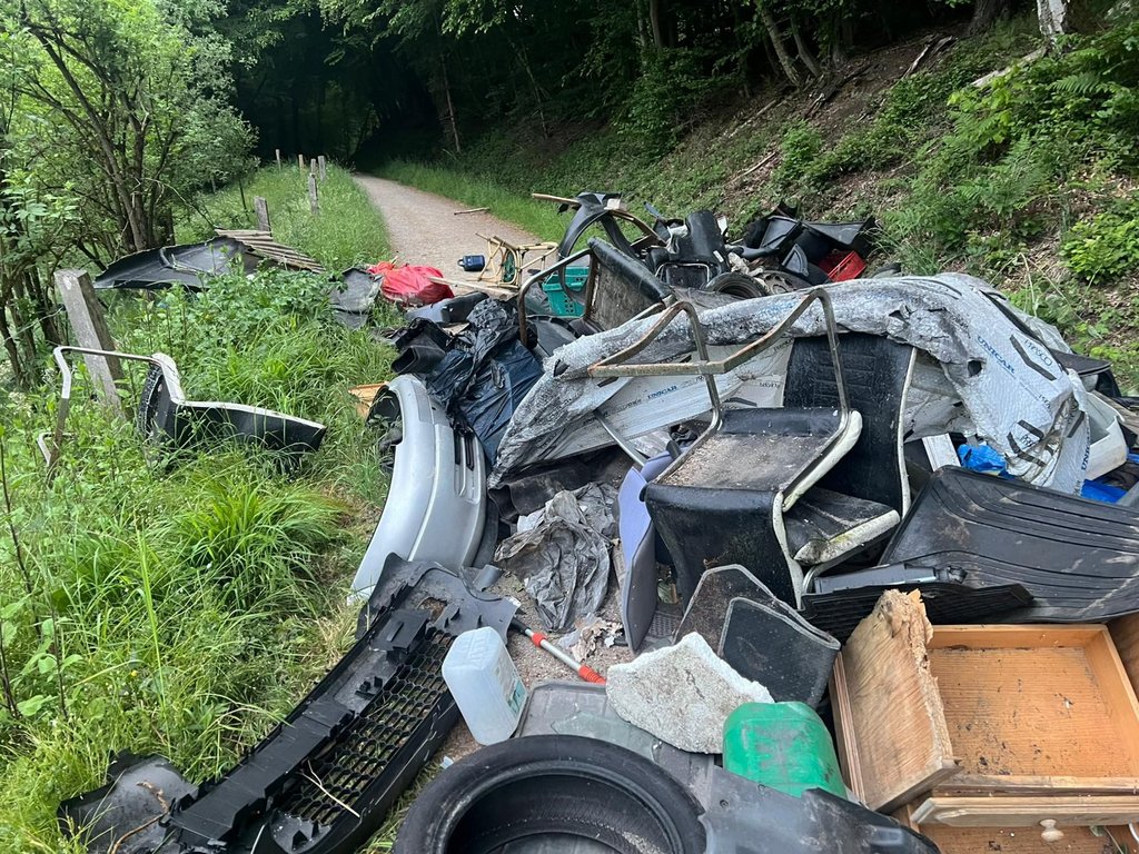 2,8 Tonnen Müll illegal auf dem Bürenbruch entsorgt