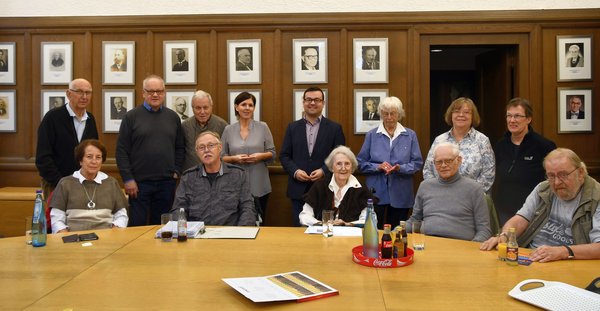 Foto: Gabriele Stange und Dimitrios Axourgos begrüßten den Förderverein im Rathaus.