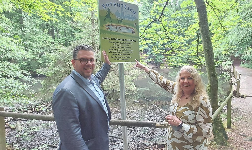 Schilder am Ententeich dauerhafter Appell zum Schutz von Tieren