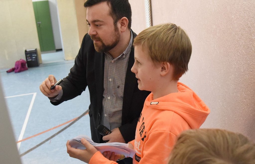 Schüler*innenhaushalt: Ein Tag mit Hüpfburgen in Ergster Schule