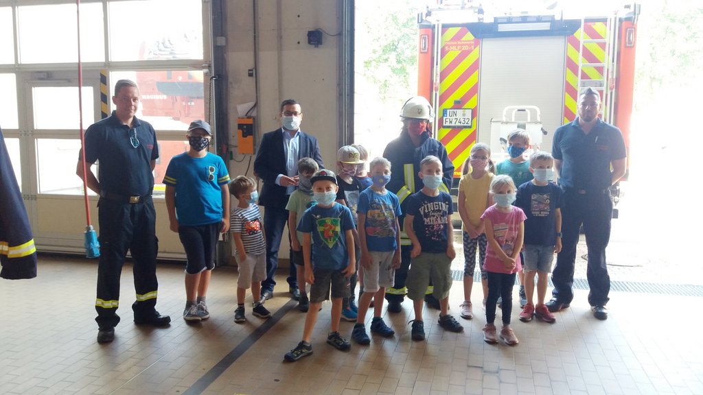 Bürgermeister, Feuerwehr und Jugendamt freuen sich über begeisterte Kinder