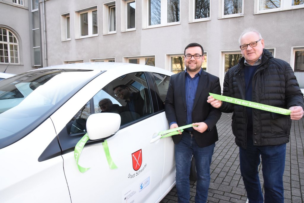 Stadt solidarisiert sich mit grünen Bändern für den Tag der Kinderhospizarbeit