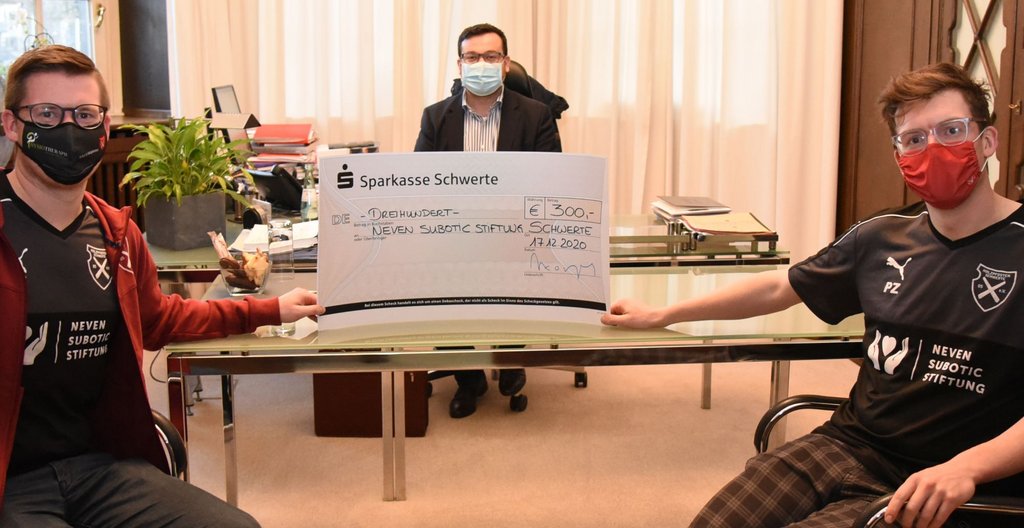Statt Weihnachtskarten: Bürgermeister spendet den Holzpfosten