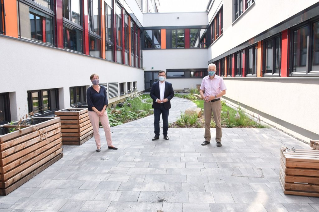 Punktlandung für Pavillons: Bürgermeister besichtigt Gesamtschule Gänsewinkel