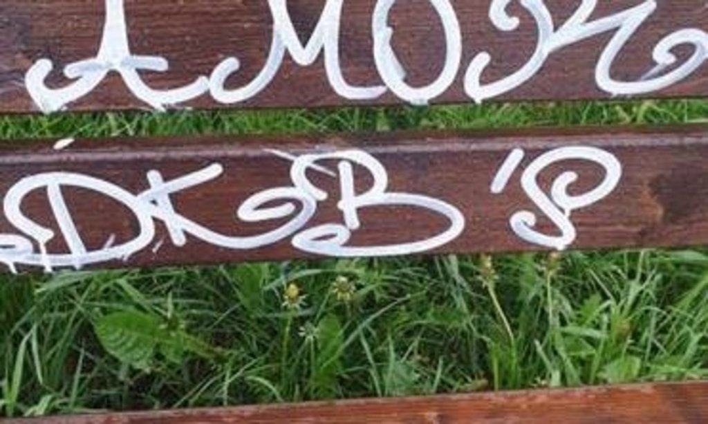 Sitzbänke beschmiert: Stadt stellt Strafanzeige
