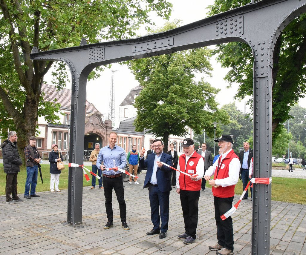 Bürgermeister weiht Mahnmal am Schwerter Bahnhof ein