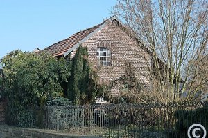 Bauernhaus mit Remise und Mauer