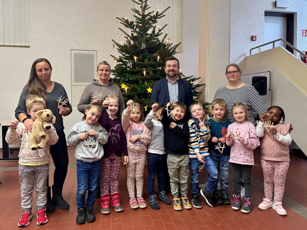 Kinder der Kita „Die Arche“ schmücken den Weihnachtsbaum im Rathaus