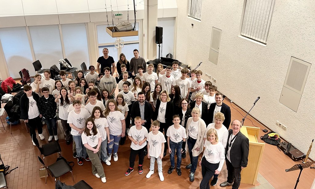 Bürgermeister Dimitrios Axourgos begrüßt Schüler*innen aus Nowy Sacz
