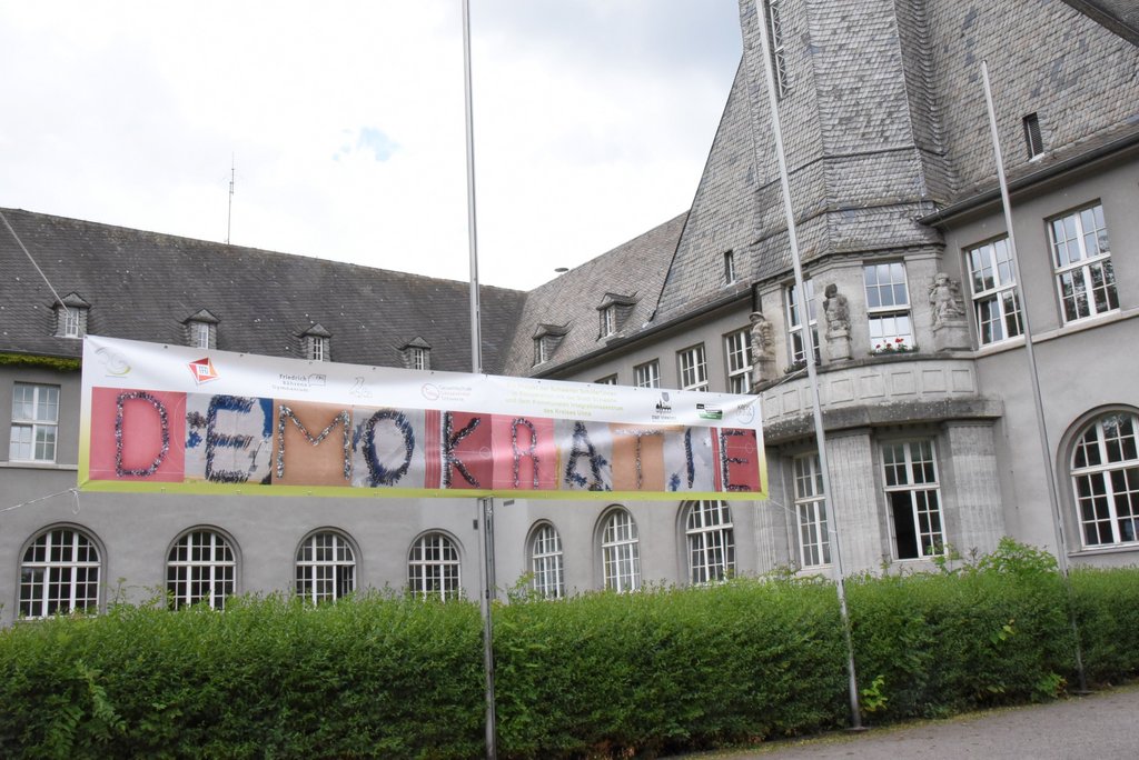 Demokratie-Banner hängt vor dem Rathaus Foto