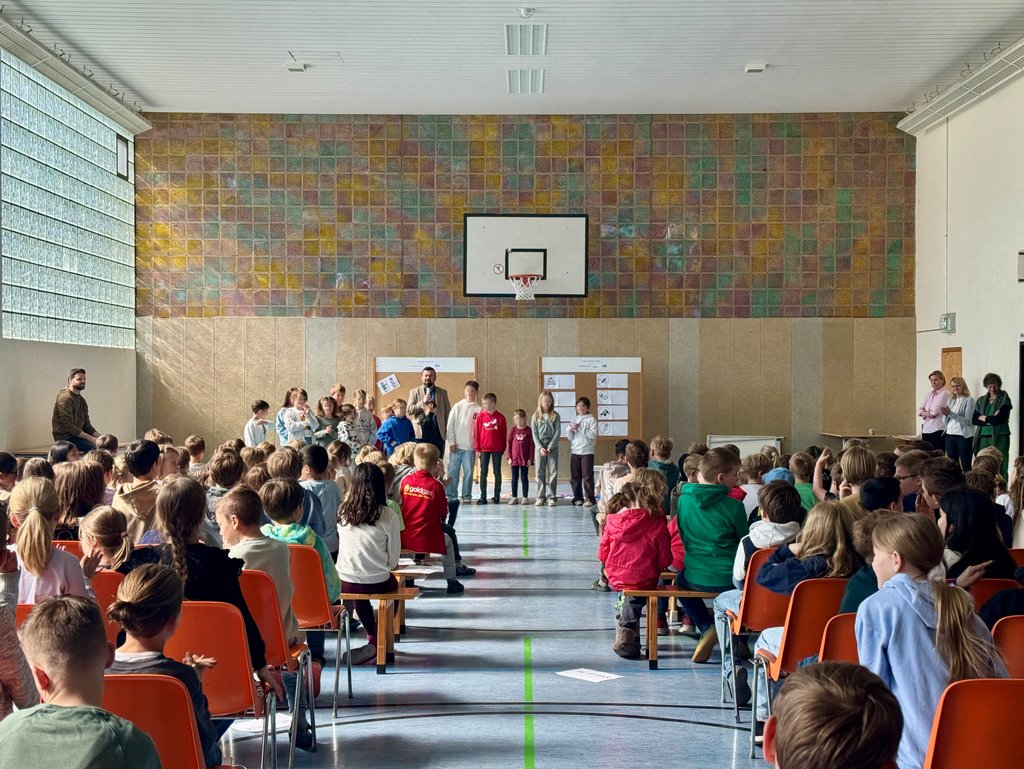 Grundschüler*innen der Heideschule stimmen für Hüpfburgen