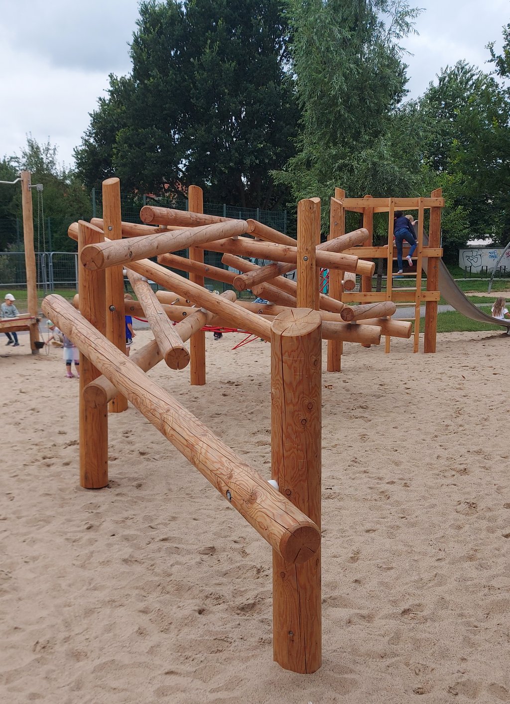 Spielplatz Friedrich-Hegel-Straße: Erste Teilbereiche ab sofort freigegeben – Umgestaltung läuft weiter