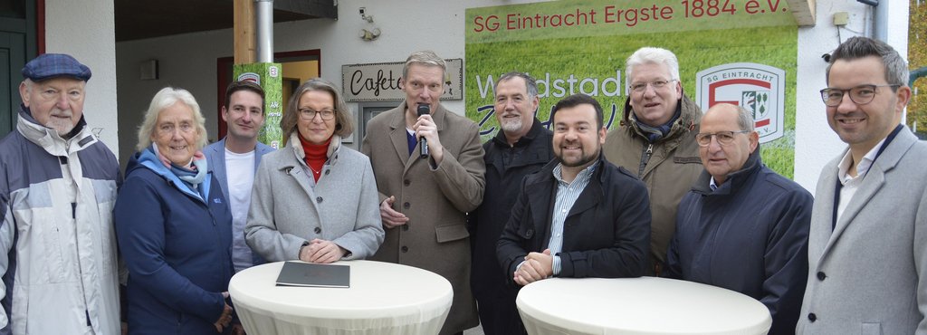 Umbau Kabinentrakt in Ergste: Ministerin Scharrenbach übergab Förderbescheid an Bürgermeister Axourgos