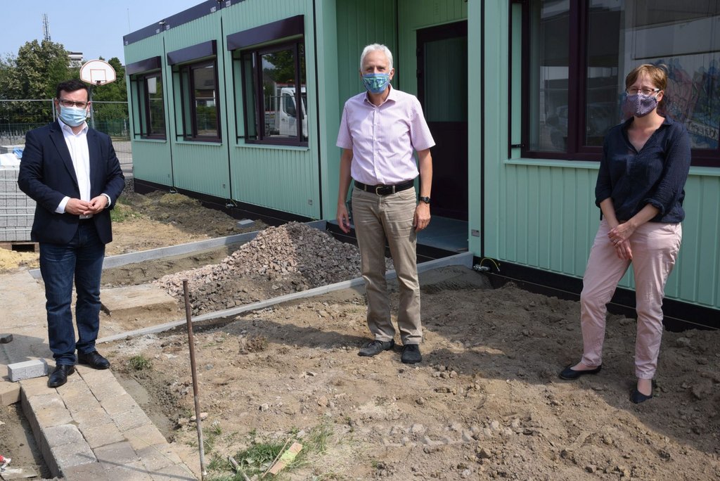 Punktlandung für Pavillons: Bürgermeister besichtigt Gesamtschule Gänsewinkel