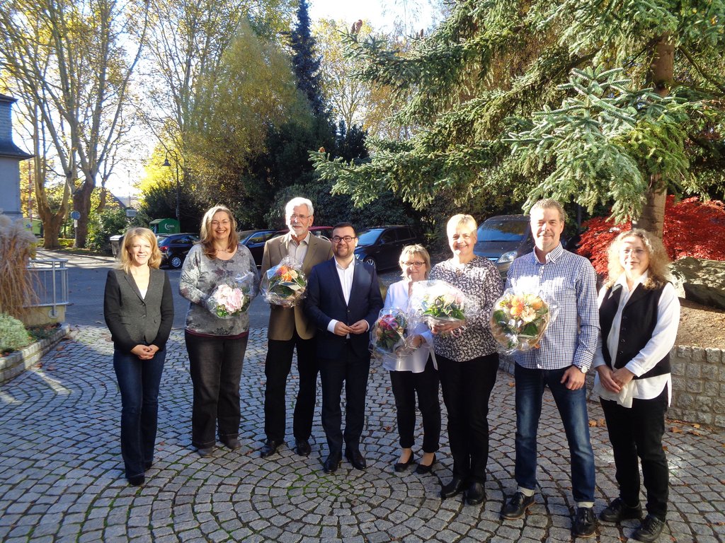 Dienstjubiläen und Verabschiedung in den Ruhestand (v.l.) Kämmerin und Beigeordnete Bettina Brennenstuhl, Christiane Flor-Janzen, Wolfgang Belohlavek, Bürgermeister Dimitrios Axourgos, Erdmuthe Schulte, Petra de Jong, Andreas Gums und Personalratsvorsitzende Linda Schmidt.