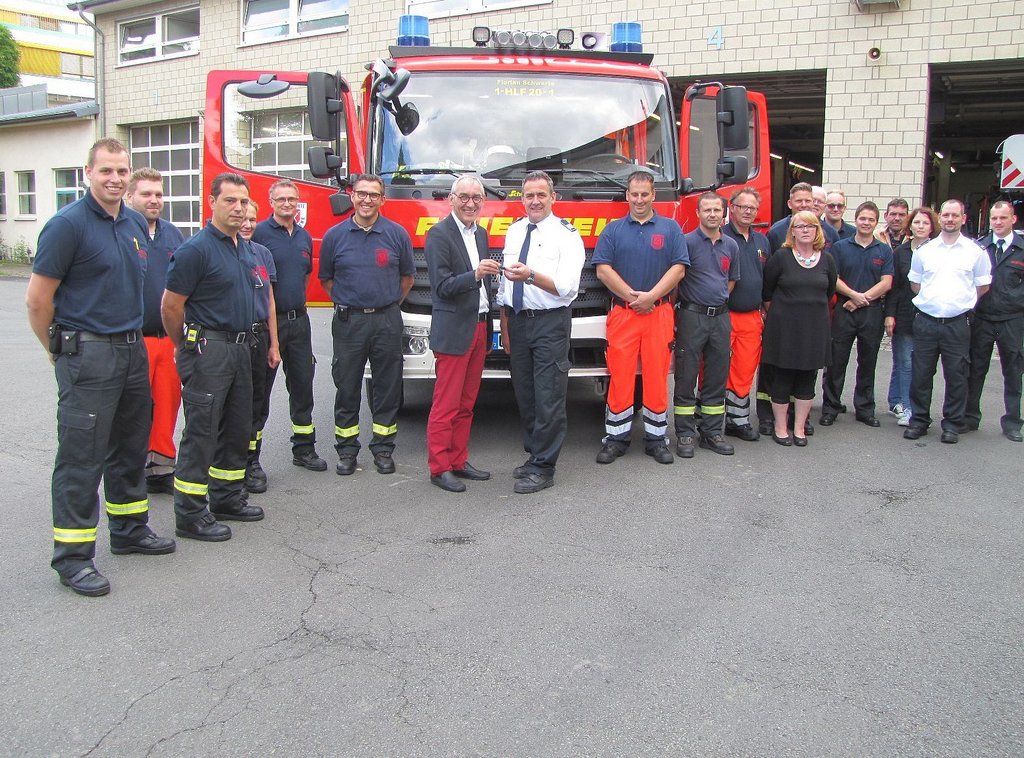 Bürgermeister übergibt neues Löschfahrzeug an die Schwerter Feuerwehr Foto