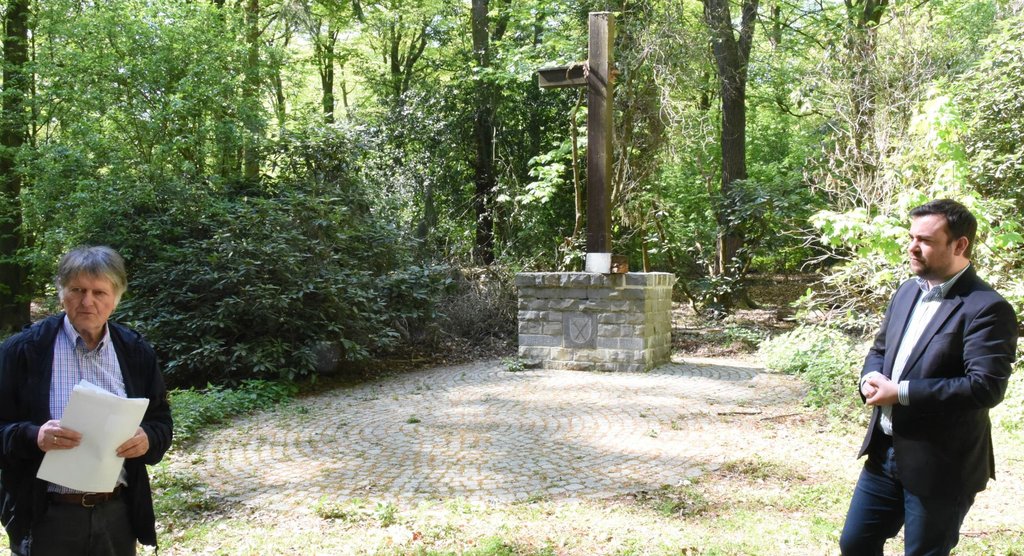 Hand in Hand mit Schicht 16: Stadt repariert Kreuz im Schwerter Wald