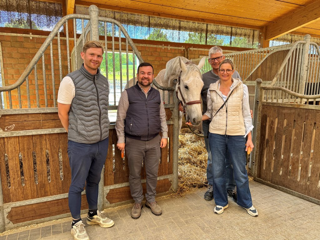 „Rent a Bürgermeister“ – Bürgermeister packt auf Reitanlage Braß mit an