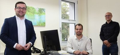 Umwelt- und Klimaschutzbeauftragter Florian Hübner mit Bürgermeister Dimitrios Axourgos und Planungsamtsleiter Jan Menges