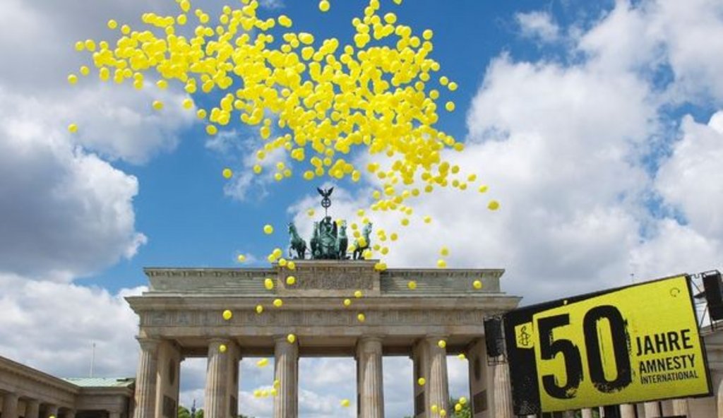50 Jahre Amnesty International am Brandenburger Tor: Prominente Unterstützer sammeln Unterschriften für Inhaftierte