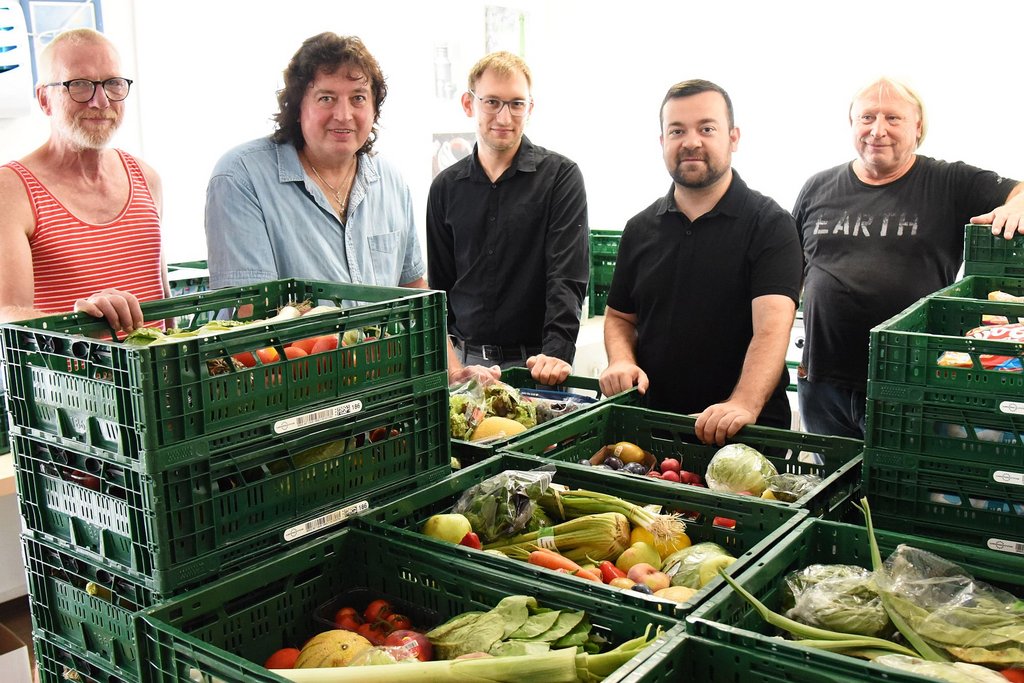 Bürgermeister unterstützt Tafel bei der Lebensmittelausgabe